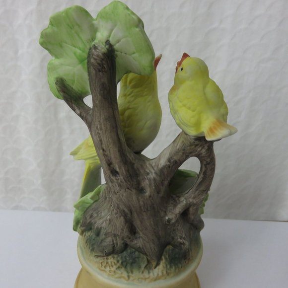 Vintage Bisque Porcelain Yellow Birds Music Box Figurine Made in Japan Working - Picture 9 of 10